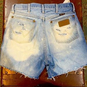 Wrangler shorts distressed